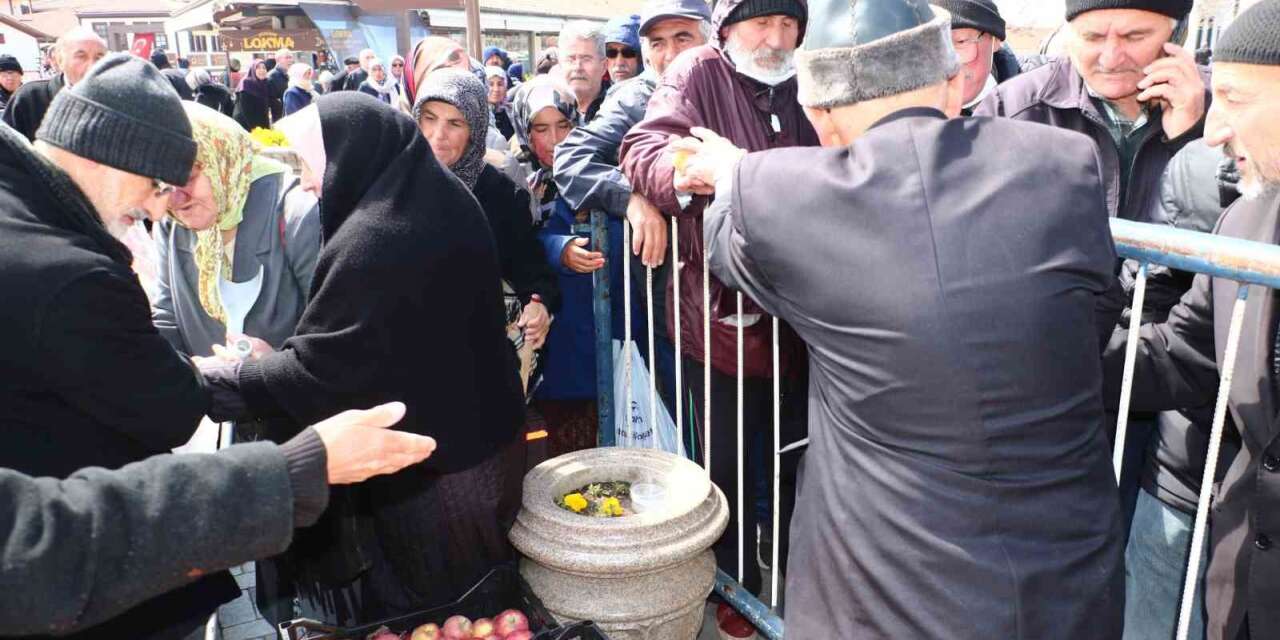 “elmaci-dede”-sehit-polislerin-hayrina-elma-dagitti