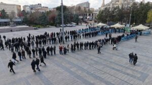 ucretsiz-oldugunu-duyan-vatandaslar-akin-etti