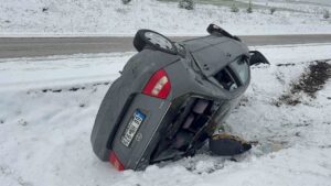 Otomobil yan yattı: 4 yaralı