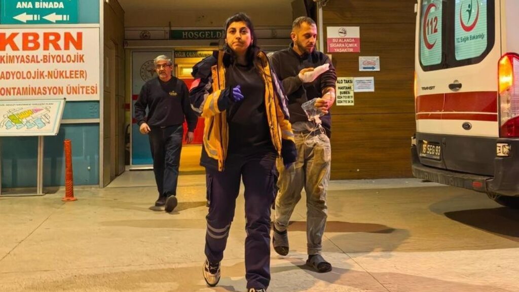 elini-yem-karma-makinesine-kaptirdi