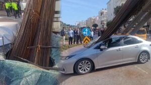 Seyir Halindeki Araca Demirler Ok Gibi Saplandı