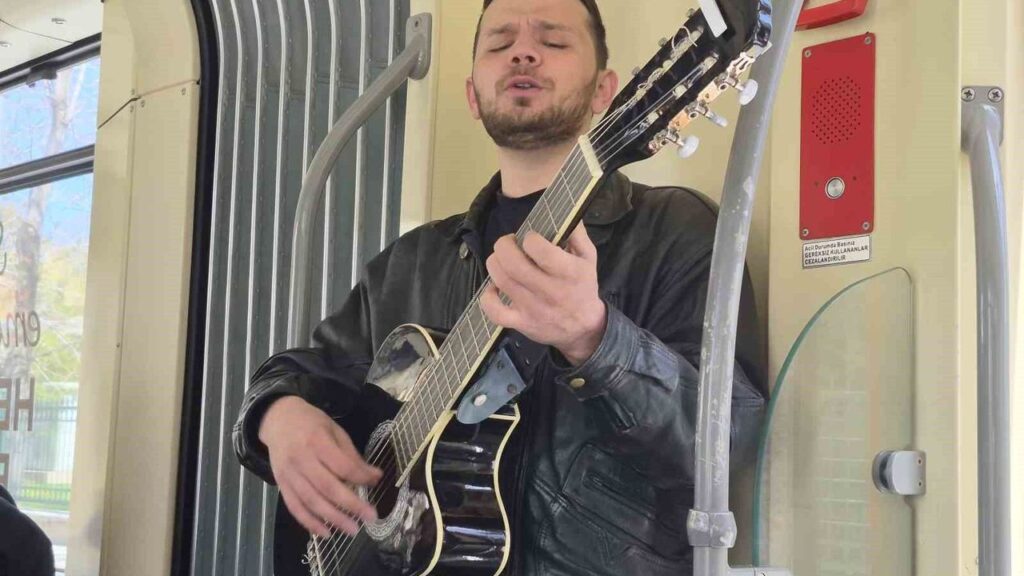 genc-muzisyen-gitariyla-tramvayda-konser-verdi