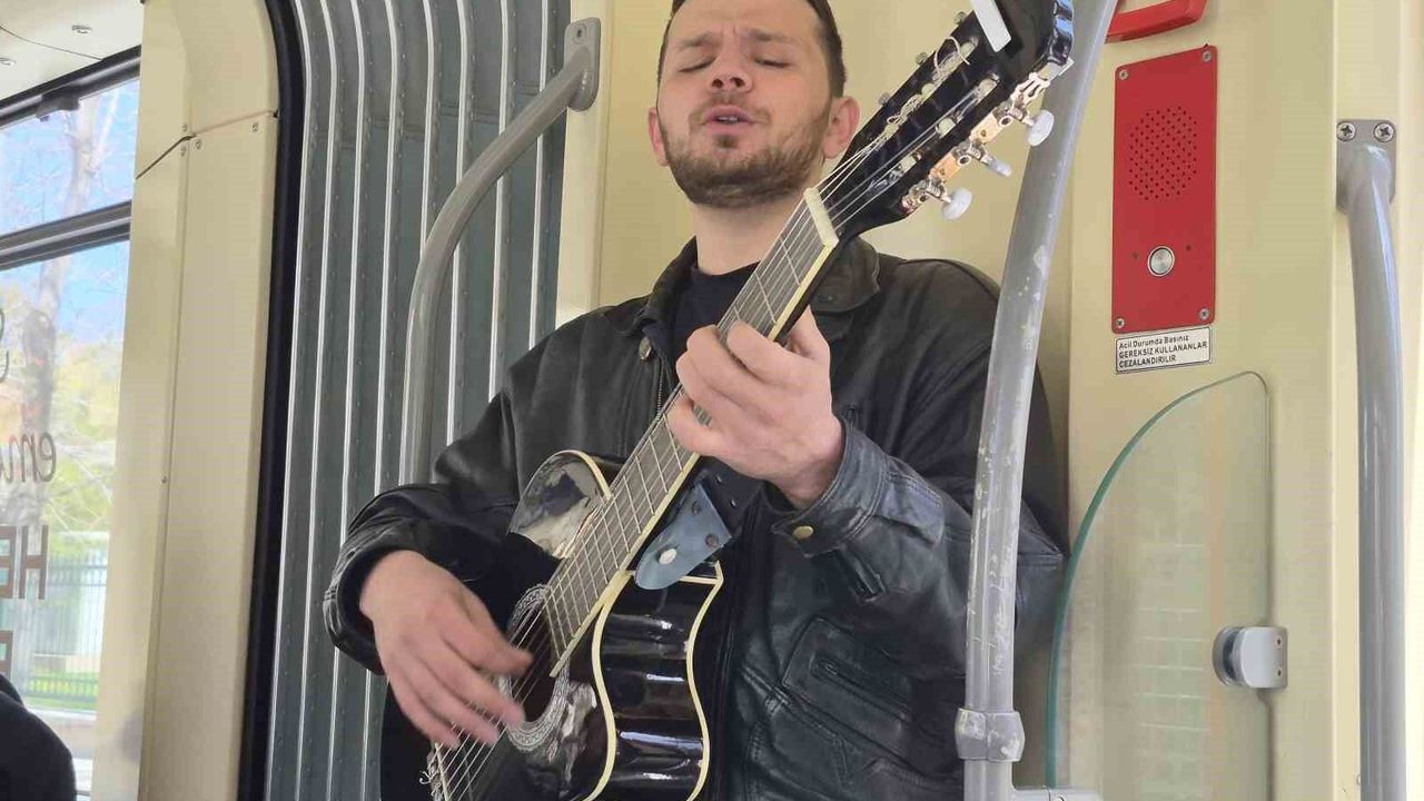 genc-muzisyen-gitariyla-tramvayda-konser-verdi