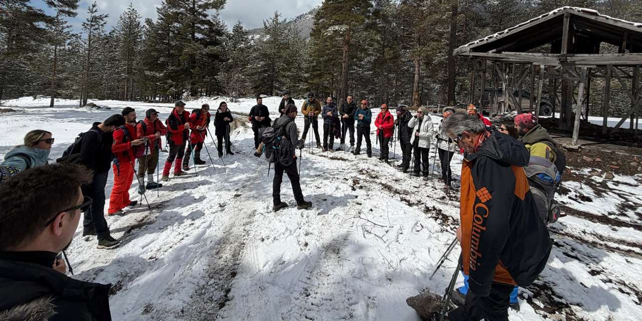 koroglu-zirvesinde-anlamli-mesaj:-kirikkale-bozkir-dagcilik-filistin-icin-tirmandi