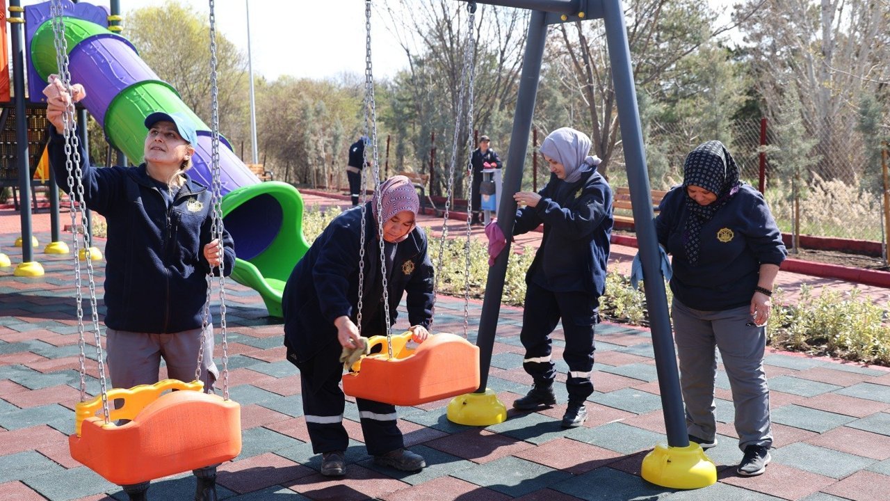 parklarda-hummali-temizlik-mesaisi