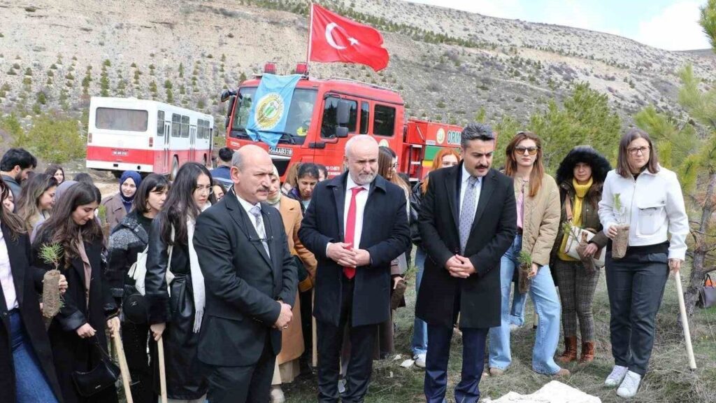 ogretmen-adaylari-fidanlari-toprakla-bulusturdu