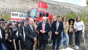 ogretmen-adaylari-fidanlari-toprakla-bulusturdu