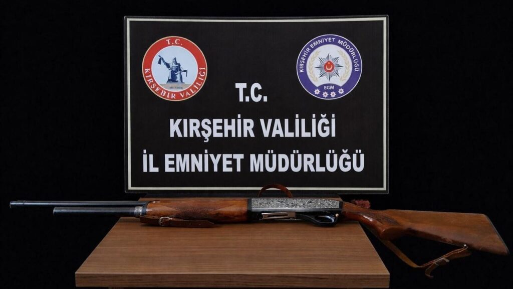 polis-ruhsatsiz-silah-ele-gecirdi