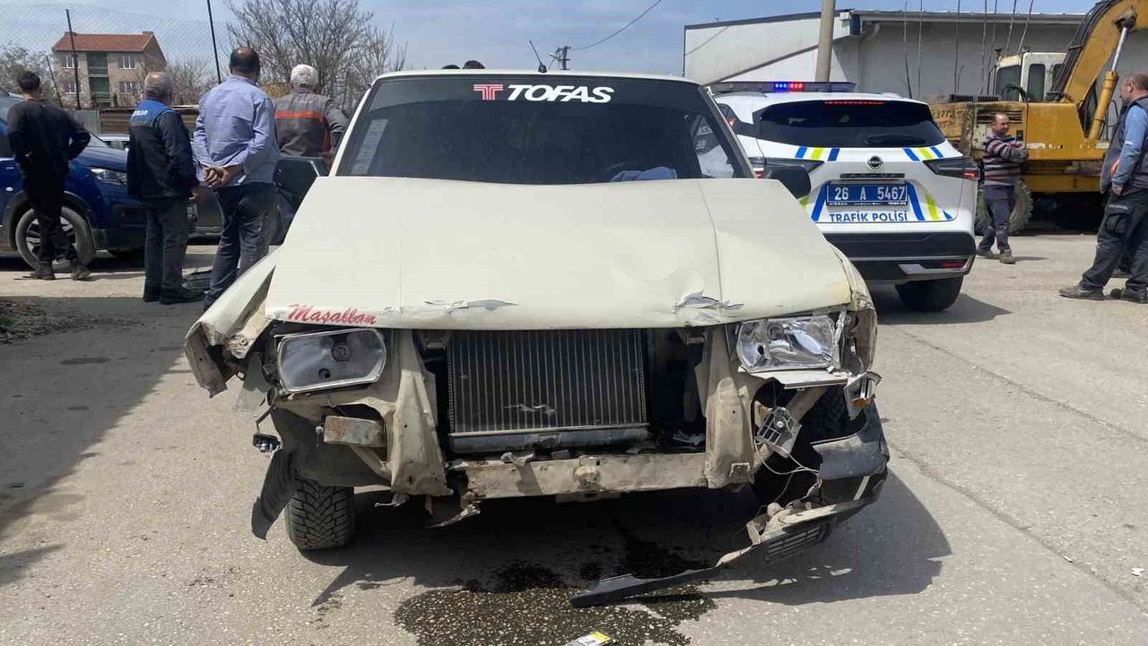 iki-arac-carpisti,-4-arac-hasar-aldi