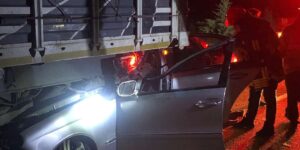 otomobil-park-halindeki-tira-carpti,-koy-muhtari-agir-yaralandi