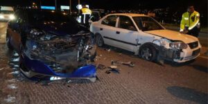 kirmizi-isik-ihlali-yapan-surucu-otomobile-carpti