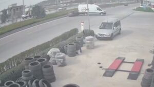 surucusuz-minibus-yola-cikti,-seyir-halindeki-araclarin-arasina-daldi