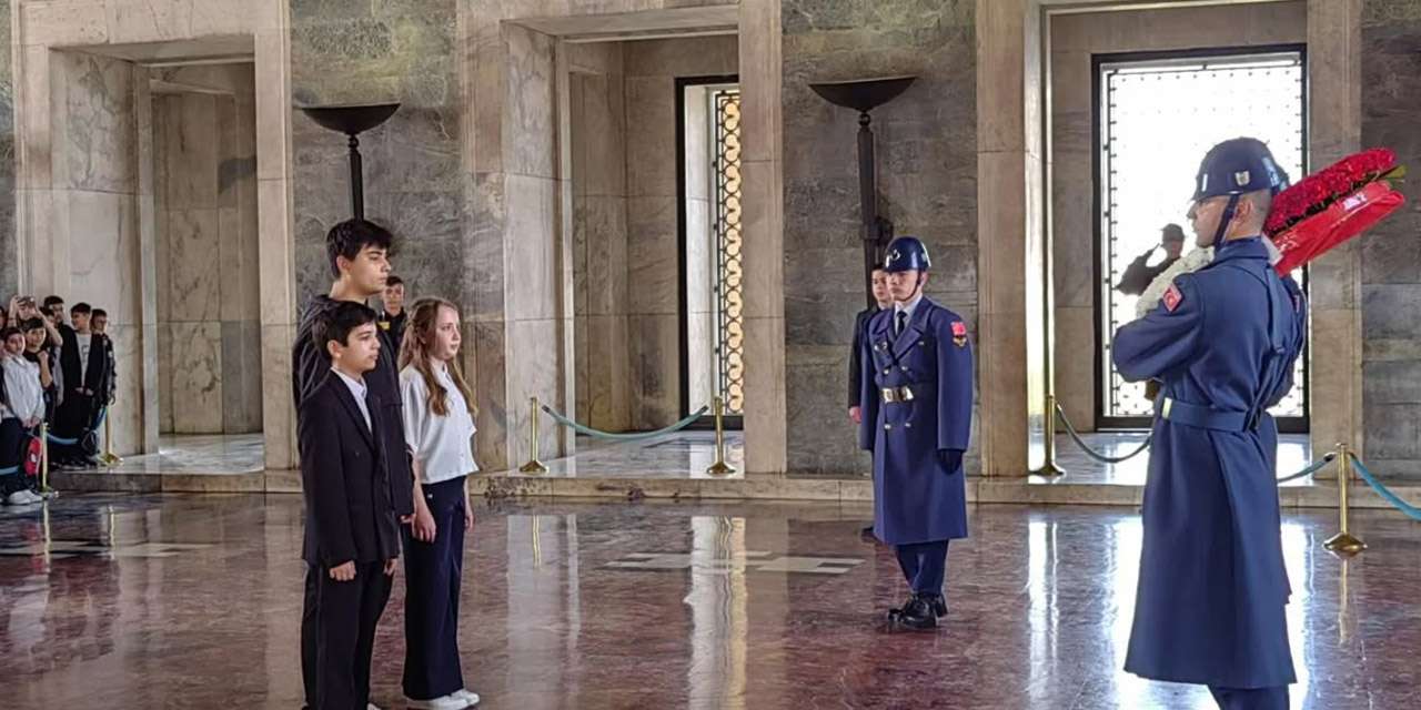 ogrenciler-anitkabir’i-ziyaret-edip-milletvekili-ismail-ozdemir-ile-bulustu