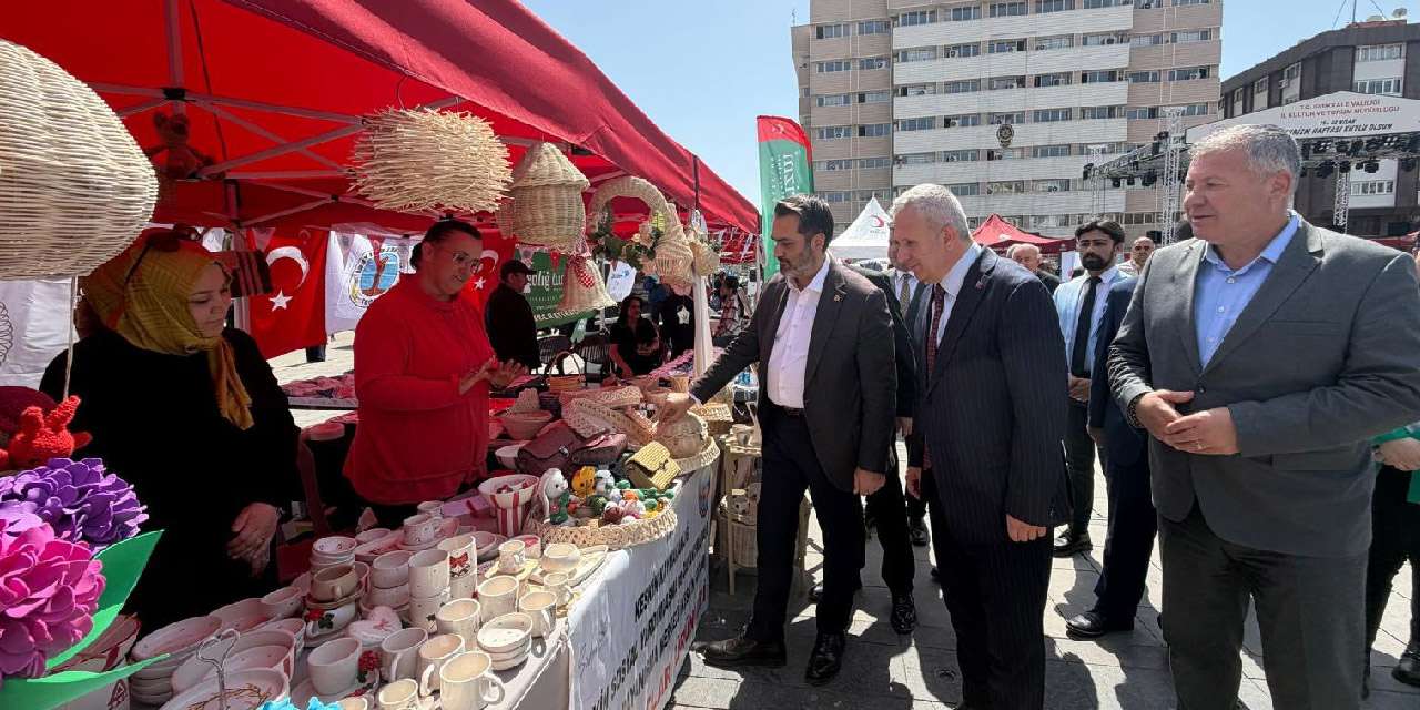 kirikkale’nin-turizm-degerleri-gorucuye-cikti:-cumhuriyet-meydani’nda-renkli-kutlama