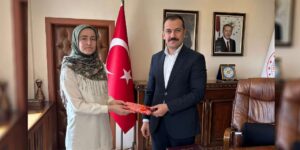 karakecili-kaymakami-yasin-mert’ten-kitap-kurdu-sevval’e-tablet-hediyesi