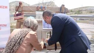 turistler-hali-dokuyup-canak-yapti