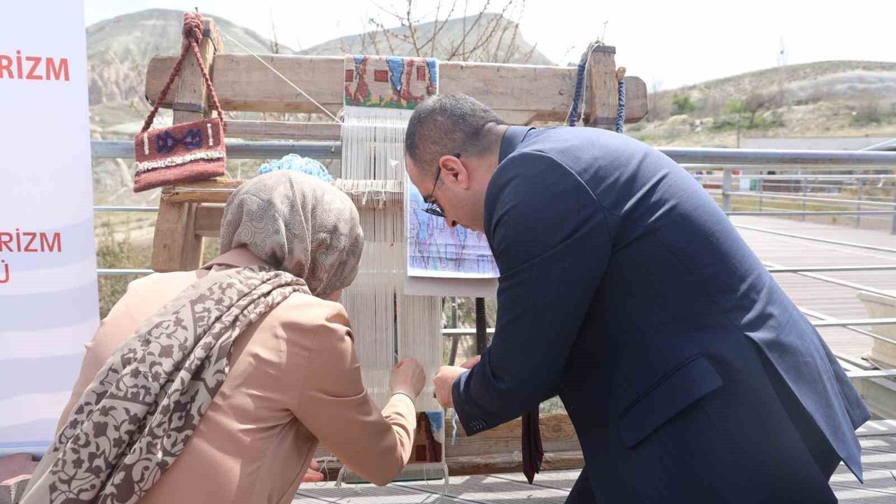 turistler-hali-dokuyup-canak-yapti