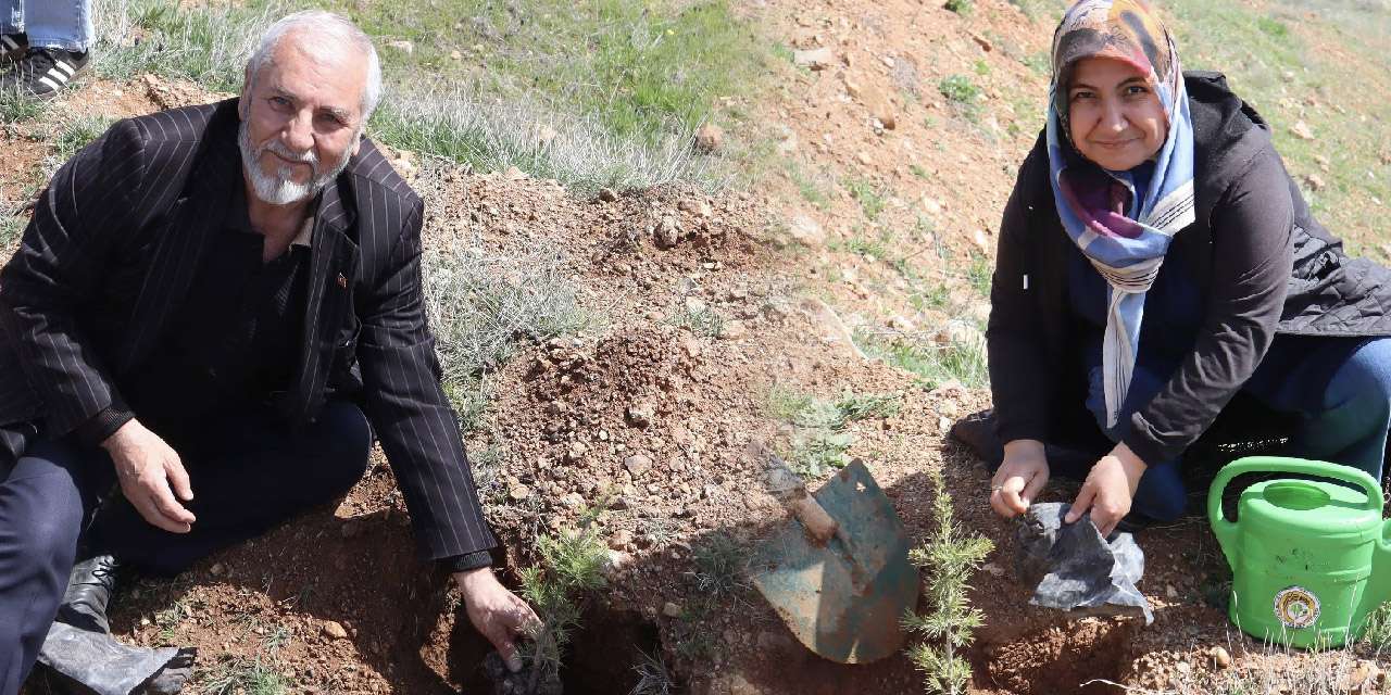 kirikkale’de-yesil-bir-gelecek-icin-el-ele:-sehit-aileleri-ve-gaziler-fidan-dikti!