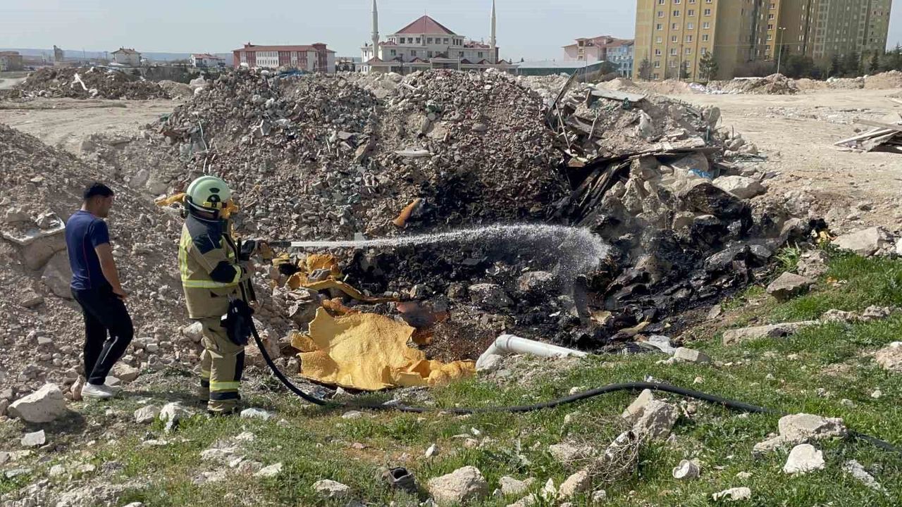 tutusan-atik-malzemeler-itfaiye-ekiplerince-sonduruldu