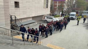 tefecilik-iddiasiyla-yakalanan-15-supheli-adliyeye-sevk-edildi