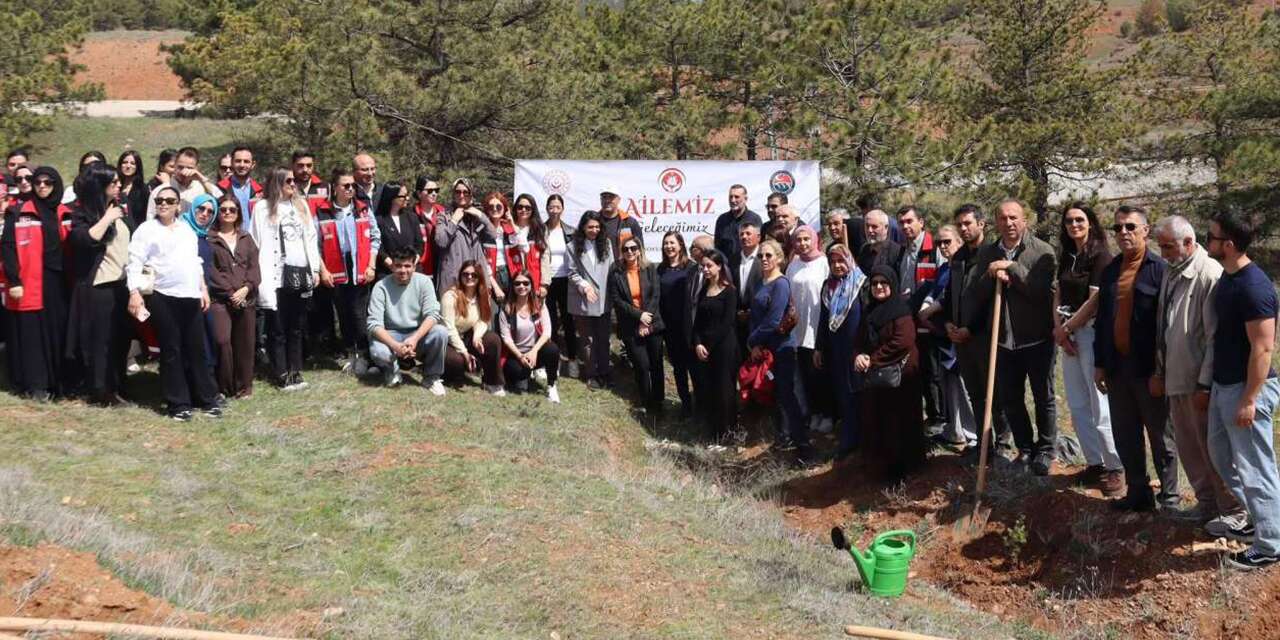 gelecek-nesiller-icin-100-fidan-toprakla-bulustu