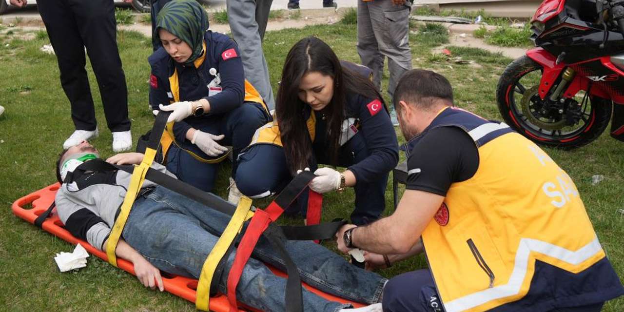 kirikkale’de-feci-trafik-kazasi:-hafif-ticari-arac-motosiklete-carpti,-takla-atti