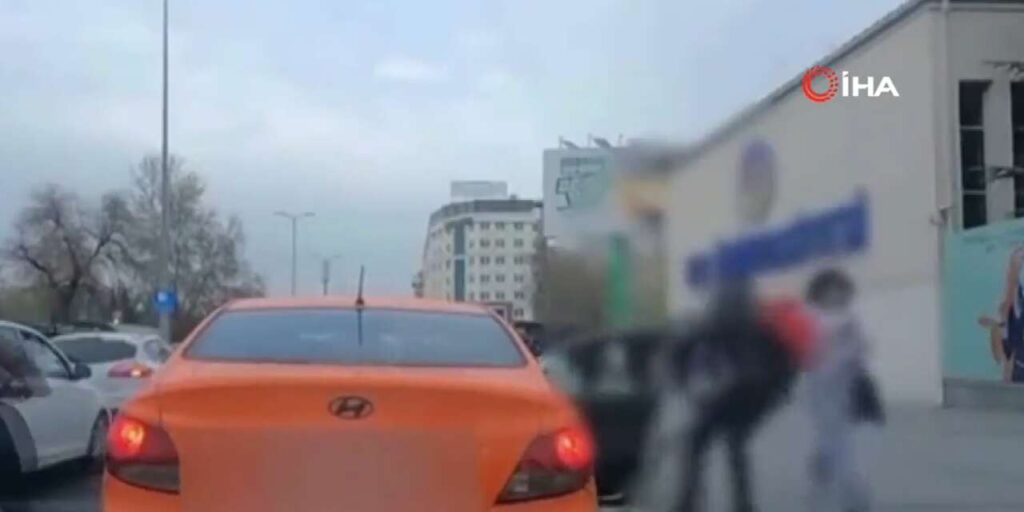 elektrikli-scooter-surucusu,-kapisi-acilan-taksiye-carpti