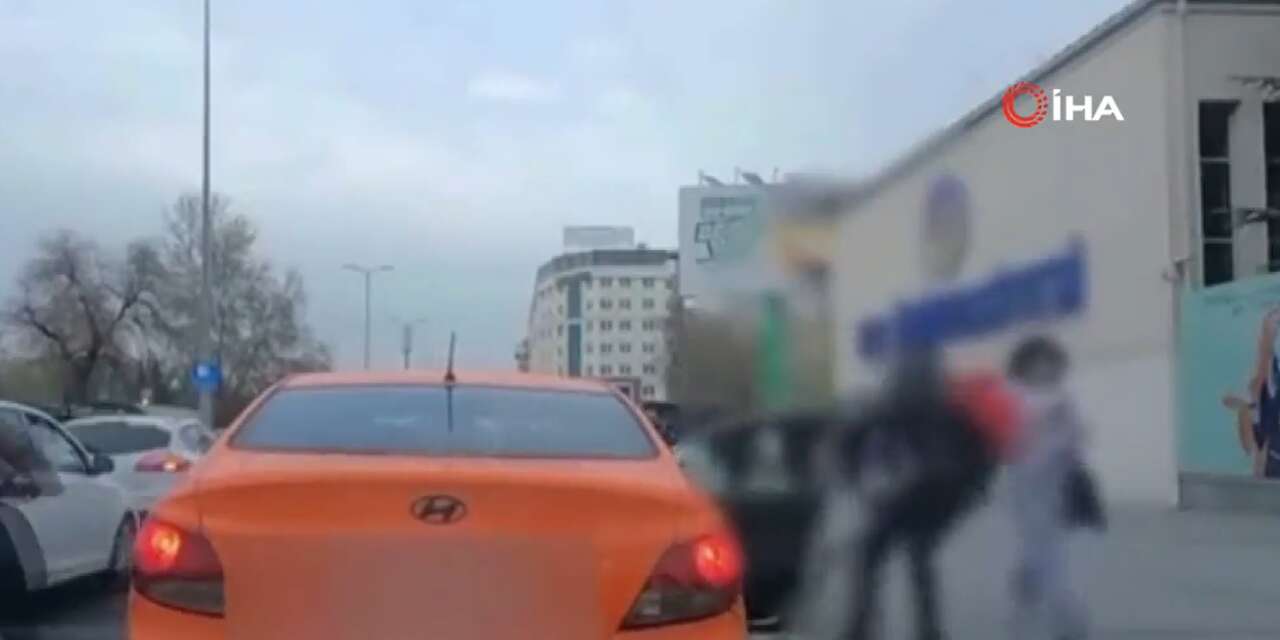 elektrikli-scooter-surucusu,-kapisi-acilan-taksiye-carpti