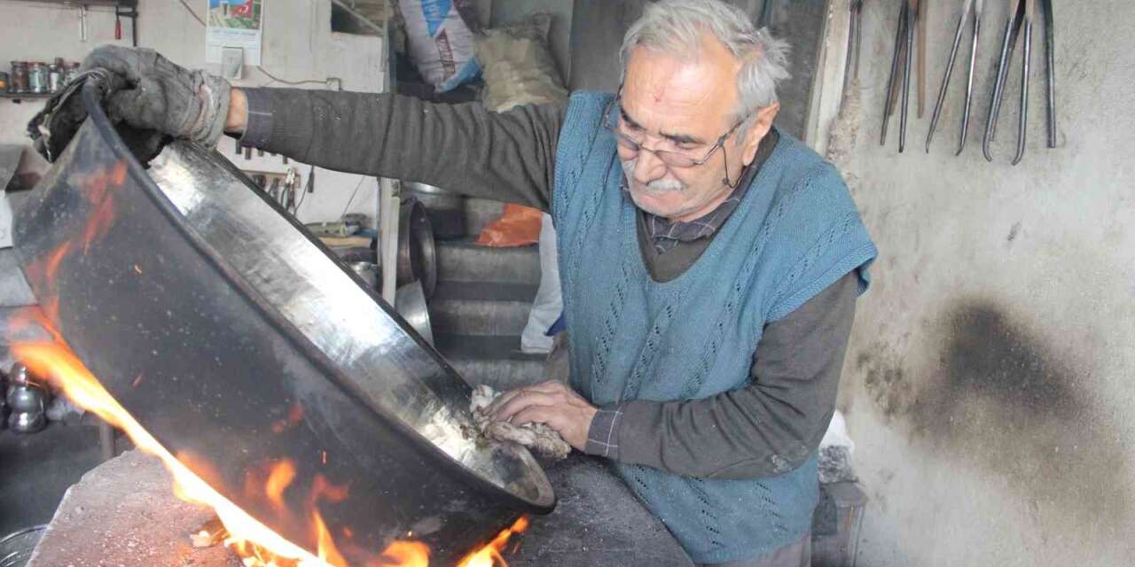 yarim-asirdan-fazla-suredir-bakira-hayat-veriyor:-73-yasinda-meslegini-askla-yapiyor