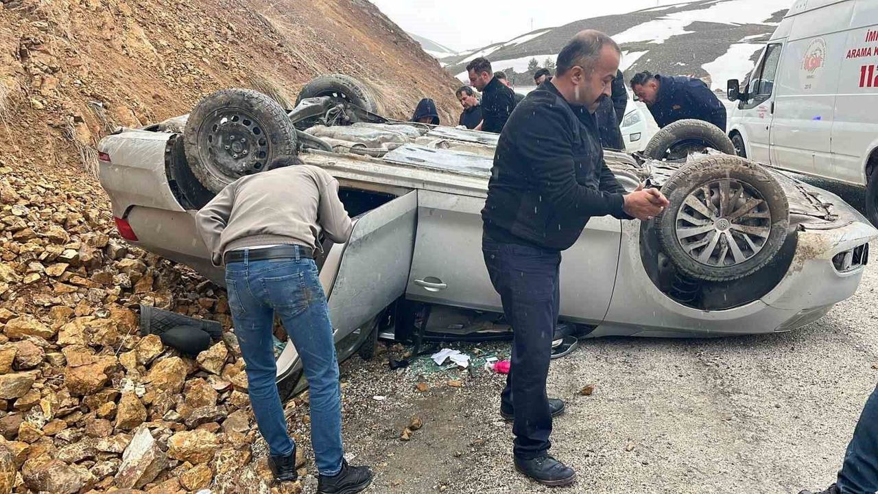 sivas’ta-otomobil-takla-atti,-3-kisi-yaralandi