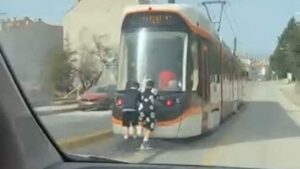 tramvayin-arkasina-tutunan-patenli-cocuklarin-tehlikeli-yolculugu