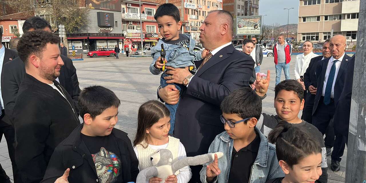 ozturk’ten-cocuklara-23-nisan-surprizi