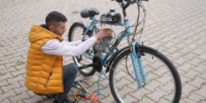 ikinci-el-bisiklet-satin-aldi,-topladigi-malzemelerle-mobilete-cevirdi