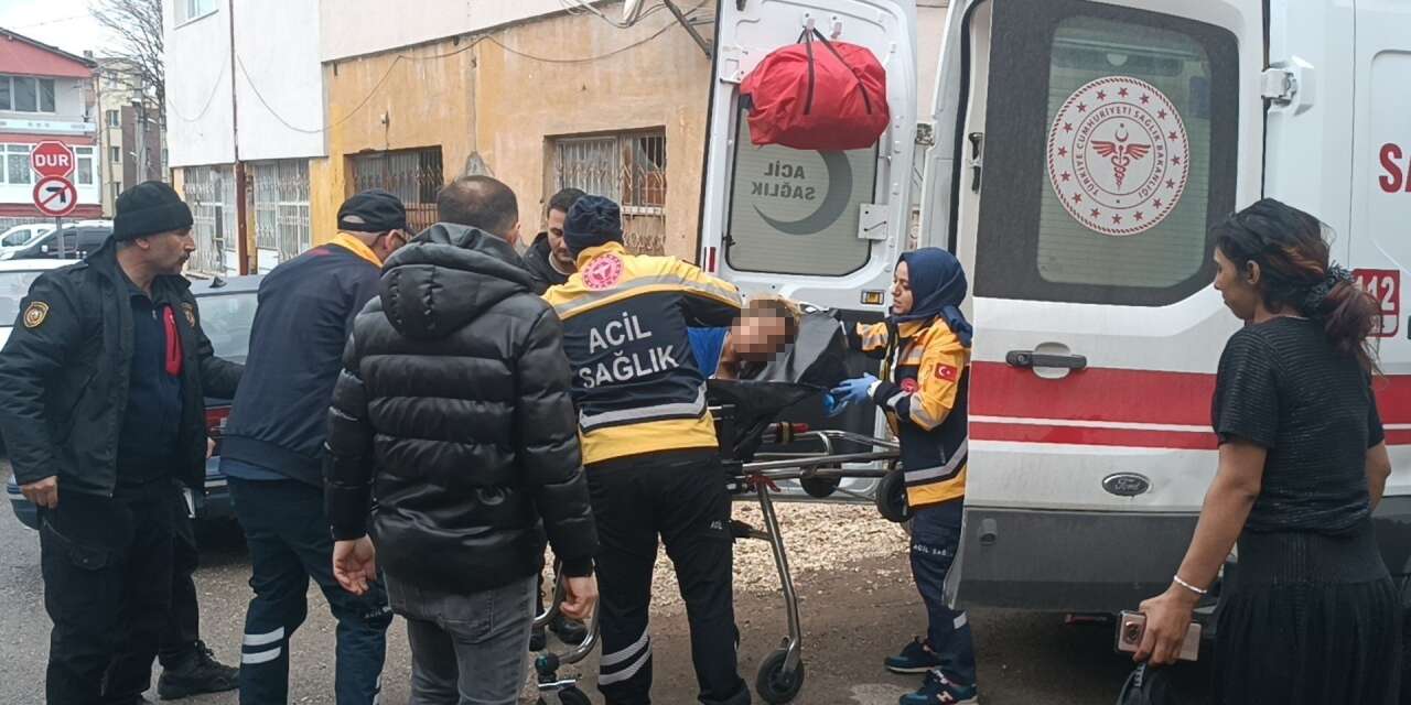 esini-dort-yerinden-bicaklayip-eve-kilitledi