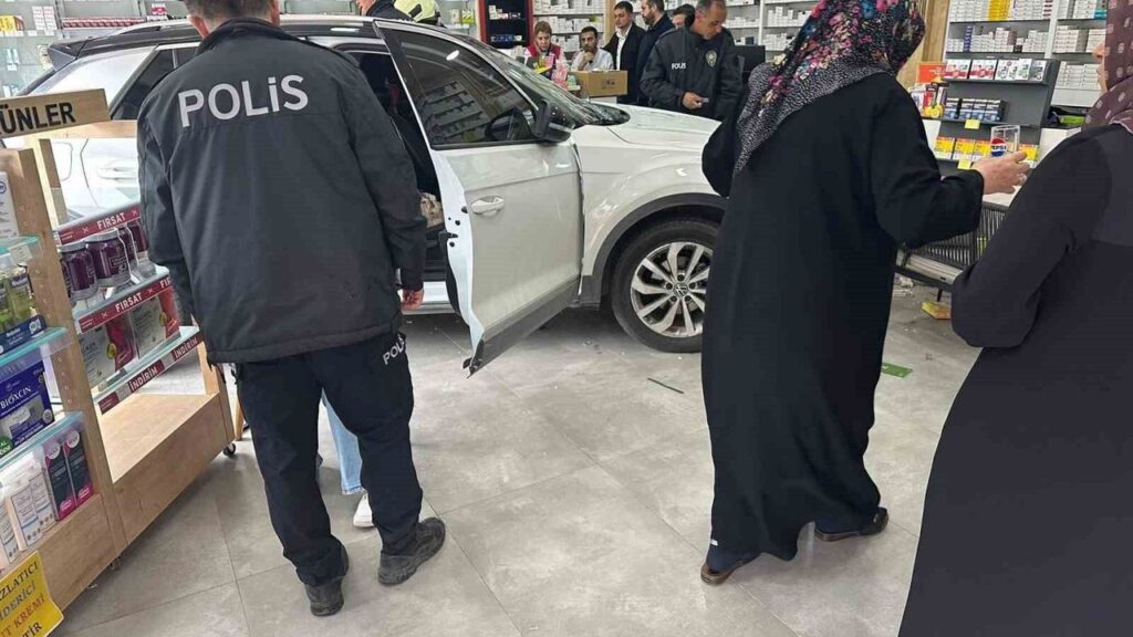 kontrolden-cikan-otomobil-eczaneye-daldi:-1-yarali