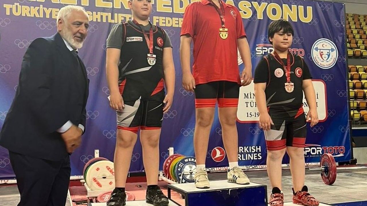 minik-halterci-taha-toprak,-turkiye-2’ncisi-oldu