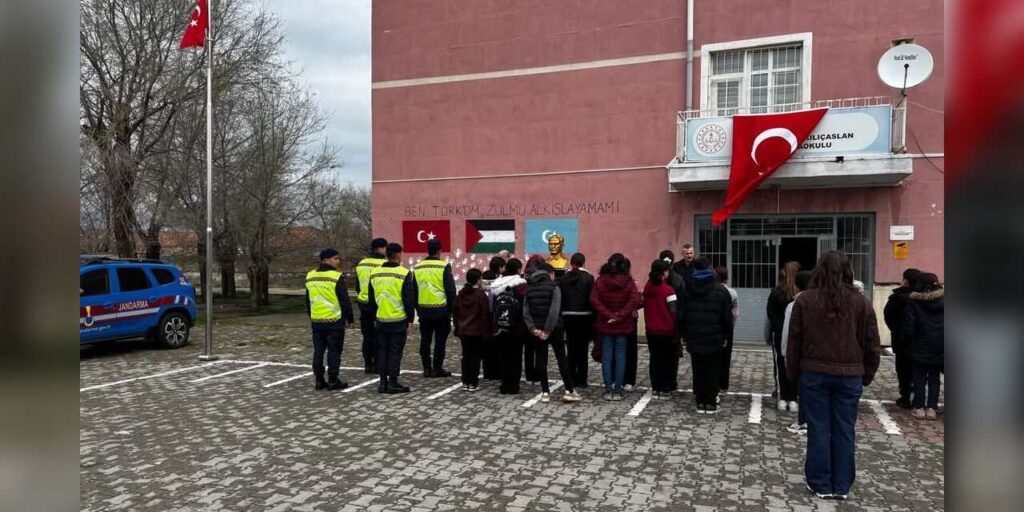 okullarda-ogrenciler-turk-bayragi-ile-karsilandi