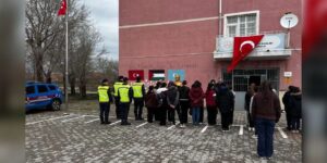 okullarda-ogrenciler-turk-bayragi-ile-karsilandi