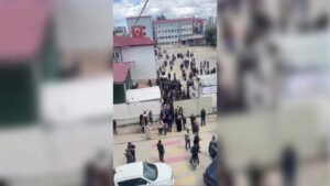 silah-sesleri-ogrencileri-sokaga-doktu