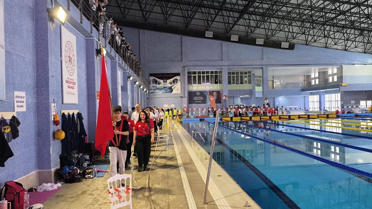 kirikkale’de-23-nisan-coskusu-havuzda-yasaniyor