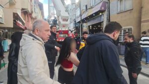 alkolun-etkisindeki-kadin-polise-zor-anlar-yasatti