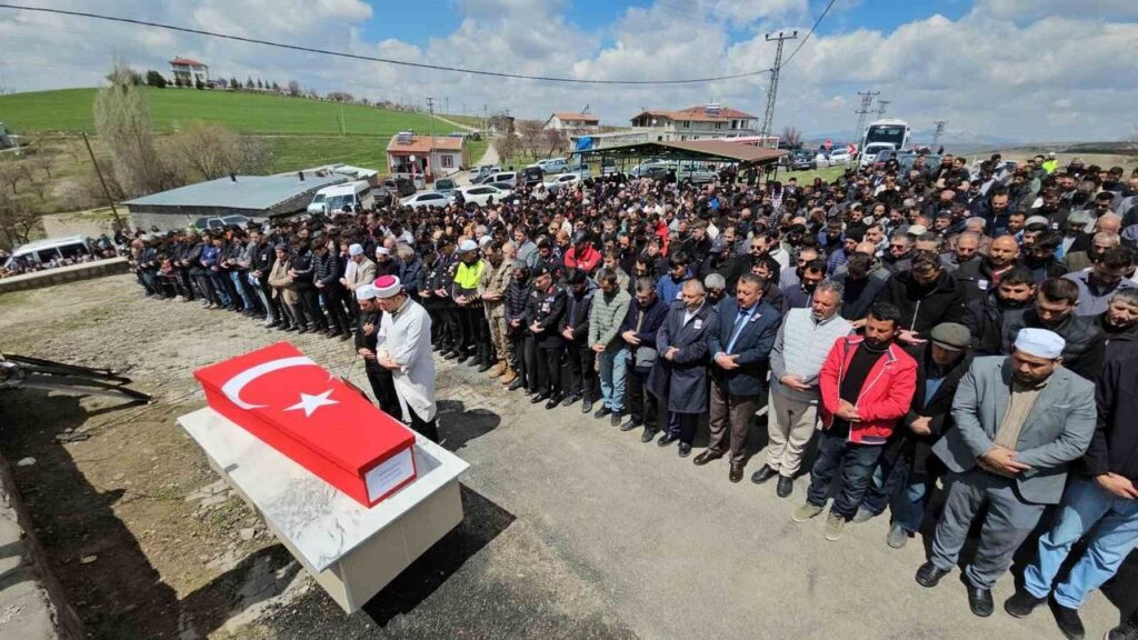 rahatsizlanarak-hayatini-kaybeden-kursiyer-jandarma-topraga-verildi