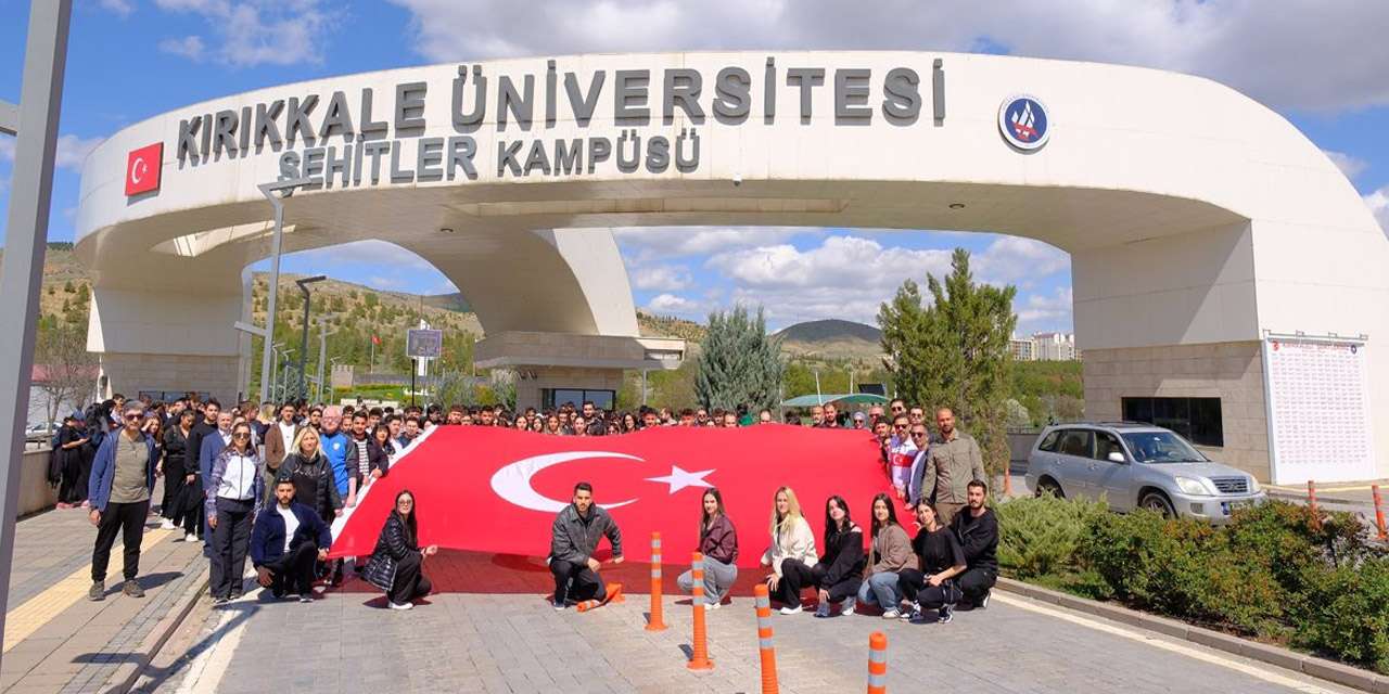 universite-gencligi-sehitlerini-unutmadi!-kirikkale’de-yuzlerce-ogrenci-o-kapiya-kadar-yurudu