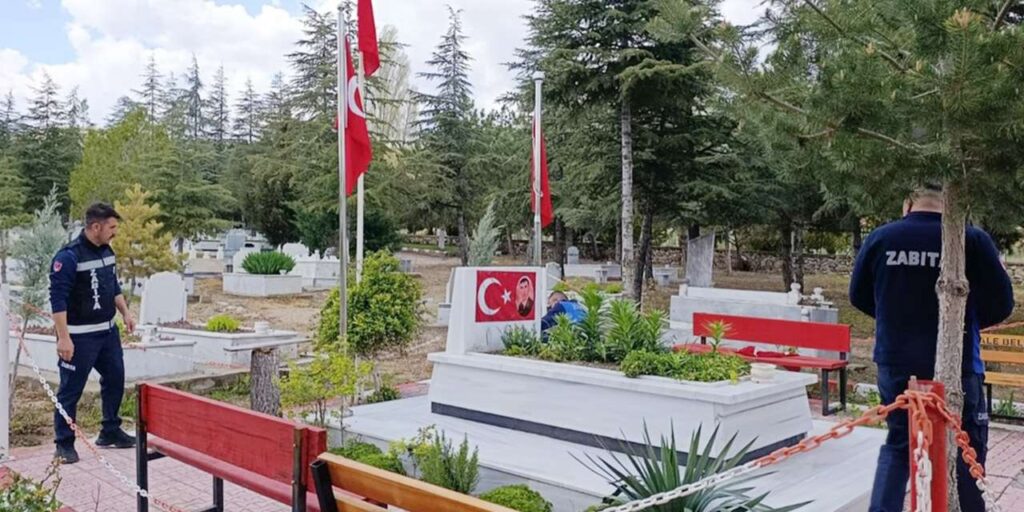 hacilar-beldesi’nde-bayrak-seferberligi:-‘emanetiniz-onurumuzdur’