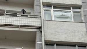 firtinada-kirilan-cam-6’nci-kattan-vatandasin-uzerine-dustu