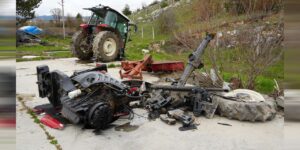 hafif-ticari-arac-ile-carpisan-traktor-ikiye-bolundu