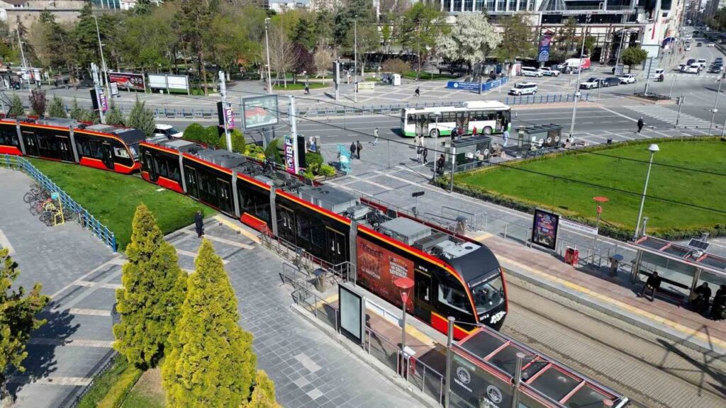 23-nisan-heyecani,-cocuk-treni-ile-raylara-tasindi