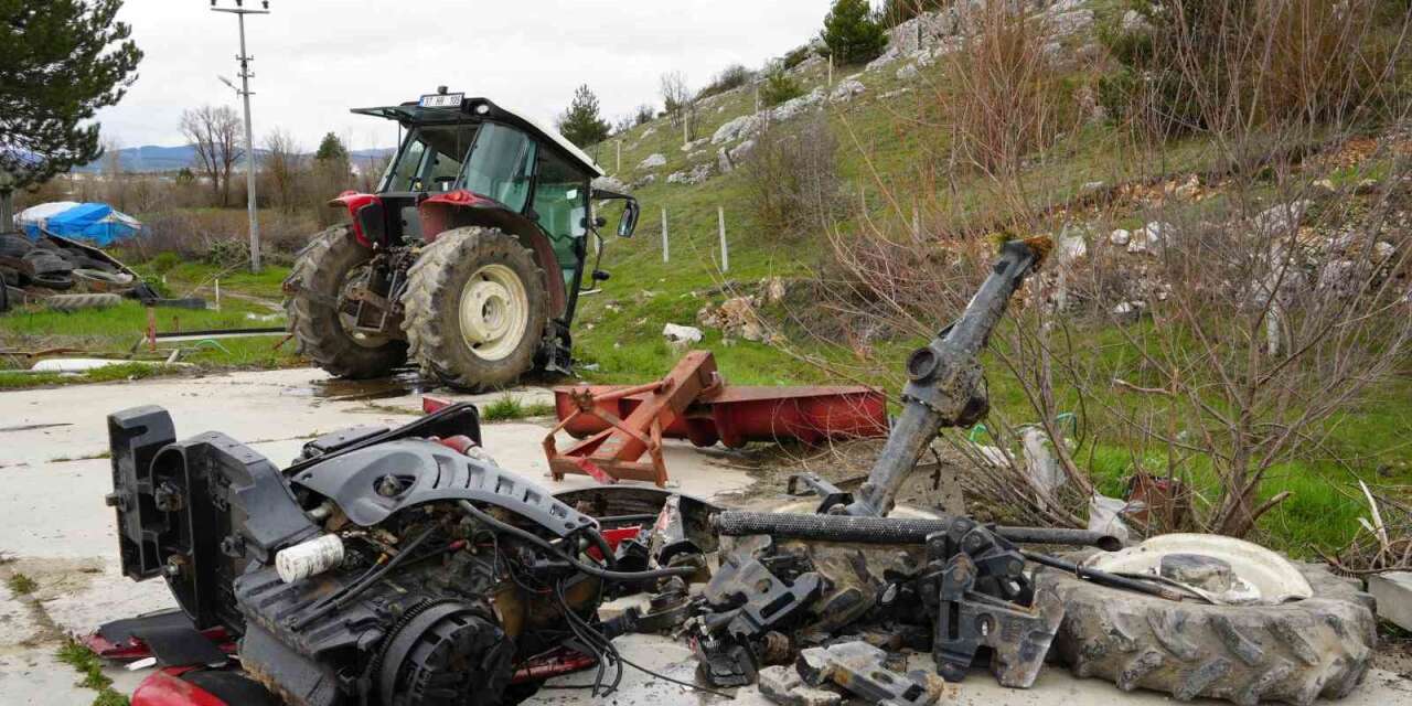 hafif-ticari-arac-ile-carpisan-traktor-ikiye-bolundu:-5-yarali