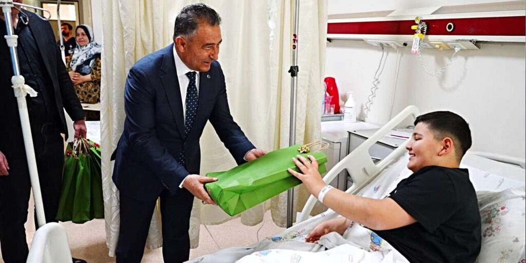 hastanede-tedavi-goren-cocuklara-23-nisan-surprizi