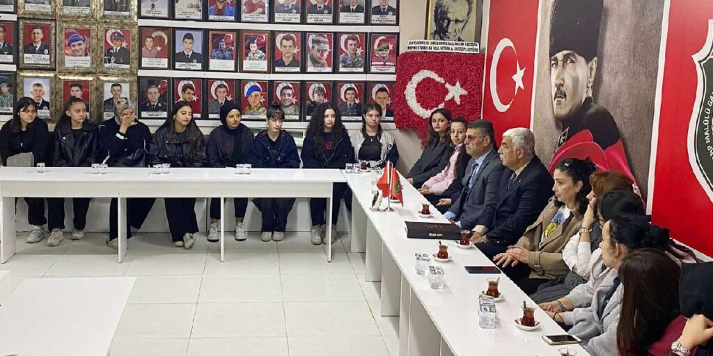 liselilerden-vefa-ziyareti:-sehit-aileleri-ve-gazilerle-bulustular